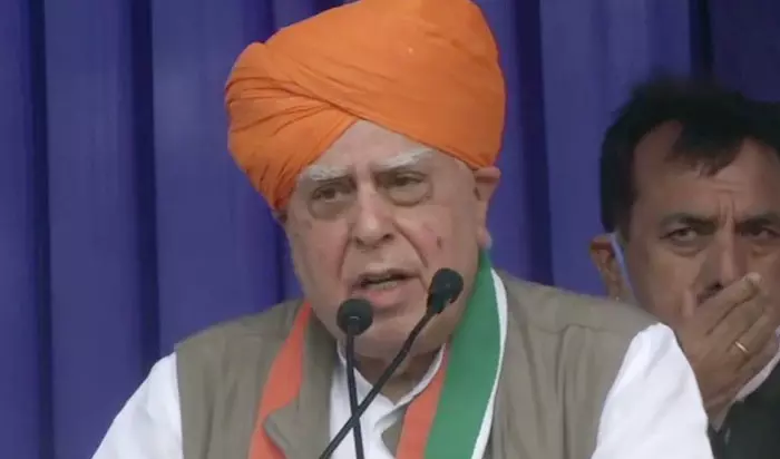 കോൺഗ്രസ് ദുർബലമാകുന്നു, ശക്തിപ്പെടുത്തണം; ഹൈക്കമാൻഡിനെതിരെ വില്ലുകുലച്ച് വിമതർ കോൺഗ്രസ് ദുർബലമാകുന്നു, ശക്തിപ്പെടുത്തണം; ഹൈക്കമാൻഡിനെതിരെ വില്ലുകുലച്ച് വിമതർ