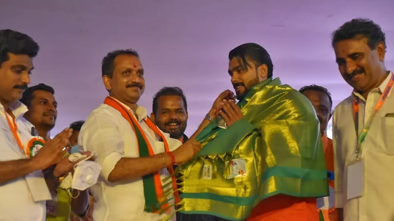 സിനിമ സീരിയൽ താരം വിവേക് ഗോപൻ ബി.ജെ.പിയില് ചേര്ന്നു സിനിമ സീരിയൽ താരം വിവേക് ഗോപൻ ബി.ജെ.പിയില് ചേര്ന്നു