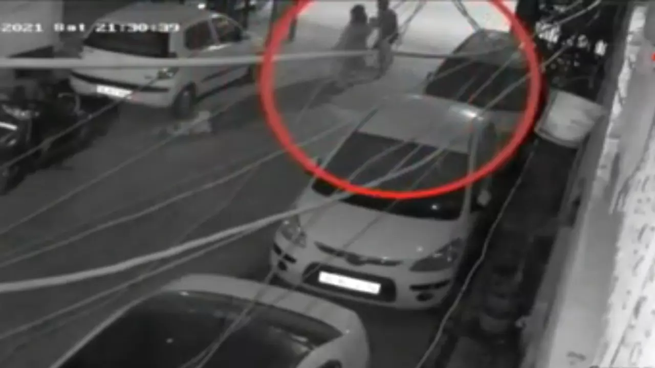 കവർച്ചാശ്രമത്തിനിടെ യുവതിയെ കുത്തിക്കൊലപ്പെടുത്തി; സിസിടിവി ദൃശ്യങ്ങൾ പുറത്ത് കവർച്ചാശ്രമത്തിനിടെ യുവതിയെ കുത്തിക്കൊലപ്പെടുത്തി; സിസിടിവി ദൃശ്യങ്ങൾ പുറത്ത്