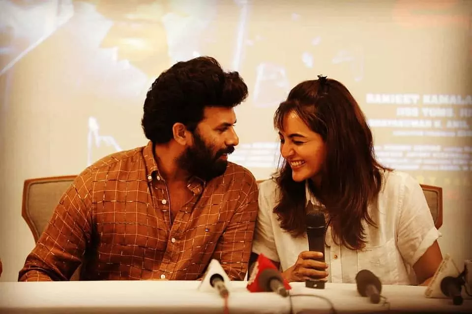 “പിന്നെ സണ്ണിയുടെ കൂടെയൊക്കെ പിടിച്ചുനില്ക്കേണ്ടേ…”; വൈറല് ലുക്കിനെക്കുറിച്ച് മഞ്ജു വാര്യര് “പിന്നെ സണ്ണിയുടെ കൂടെയൊക്കെ പിടിച്ചുനില്ക്കേണ്ടേ…”; വൈറല് ലുക്കിനെക്കുറിച്ച് മഞ്ജു വാര്യര്