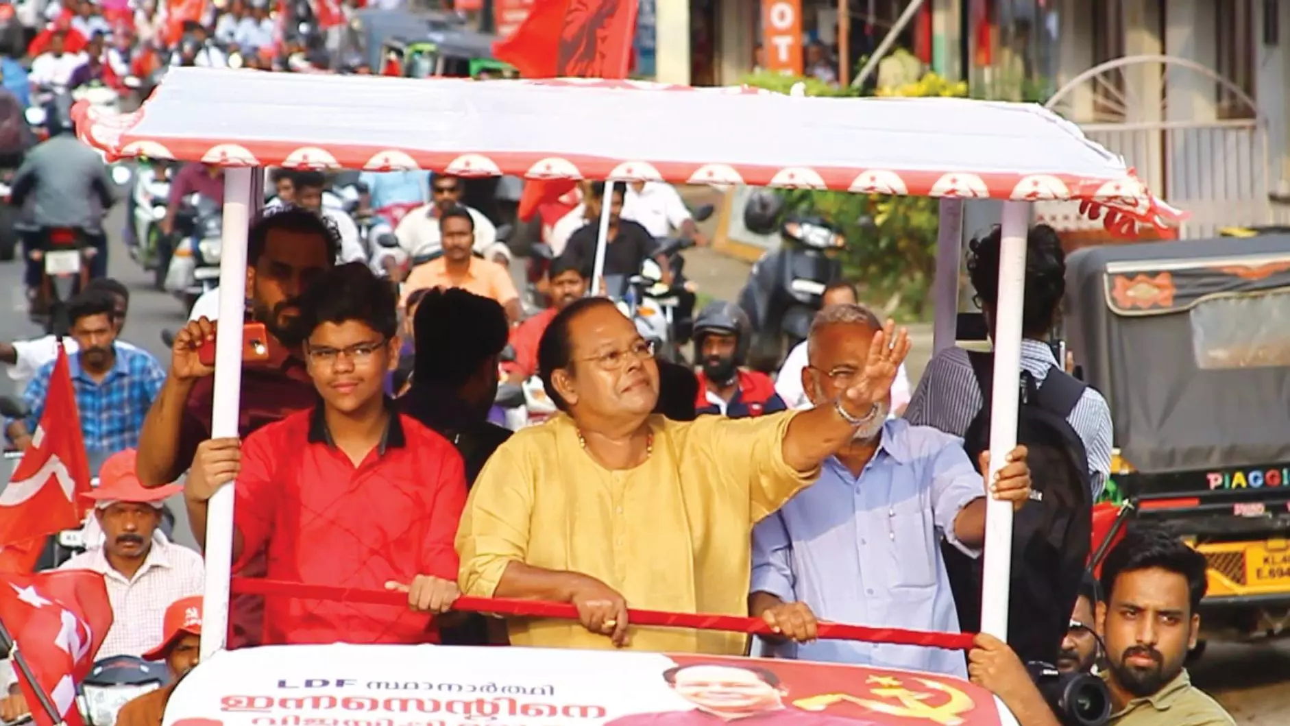 കോണ്ഗ്രസ് തിരിച്ചുവരണമെന്ന് ഞാന് പറയണമെങ്കില് എന്റെ ബുദ്ധിക്ക് തകരാറുണ്ടാവണം-ഇന്നസെന്റ് കോണ്ഗ്രസ് തിരിച്ചുവരണമെന്ന് ഞാന് പറയണമെങ്കില് എന്റെ ബുദ്ധിക്ക് തകരാറുണ്ടാവണം-ഇന്നസെന്റ്