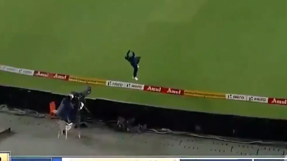 തോല്വിക്കിടയിലും കൈയടി നേടി രാഹുലിന്റെ പറക്കും ഫീല്ഡിംഗ് തോല്വിക്കിടയിലും കൈയടി നേടി രാഹുലിന്റെ പറക്കും ഫീല്ഡിംഗ്