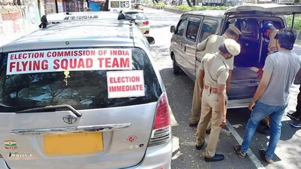 ഇലക്ഷൻ വാഹന പരിശോധനക്കിടെ പണം പിടിച്ചു ഇലക്ഷൻ വാഹന പരിശോധനക്കിടെ പണം പിടിച്ചു