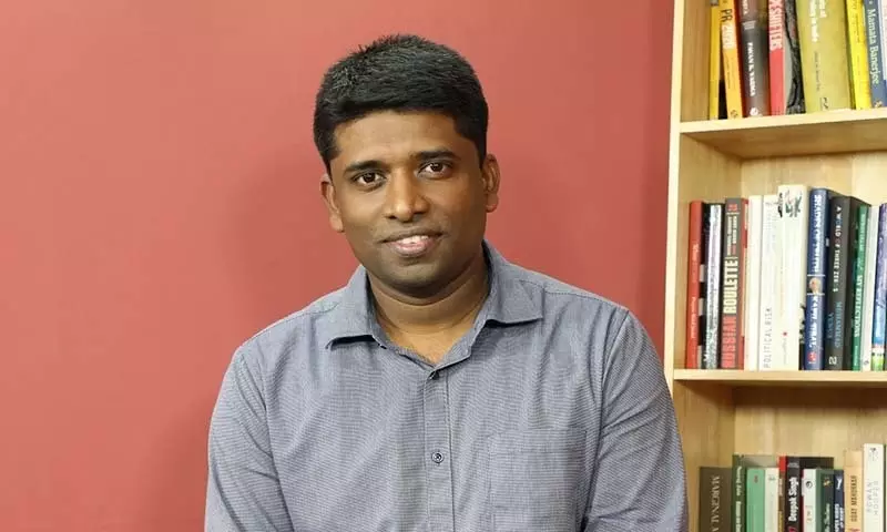 ഒരു ഹിന്ദുവായി ജീവിക്കുക എന്നത് മുസ്ലിംകളെ വെറുക്കുകയെന്നത് മാത്രമായി ചുരുങ്ങി - കണ്ണന് ഗോപിനാഥന് ഒരു ഹിന്ദുവായി ജീവിക്കുക എന്നത് മുസ്ലിംകളെ വെറുക്കുകയെന്നത് മാത്രമായി ചുരുങ്ങി - കണ്ണന് ഗോപിനാഥന്