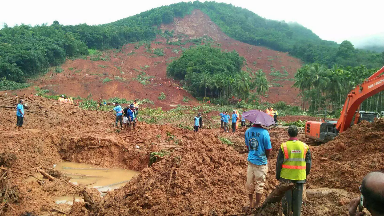 2019ൽ ഉരുൾപൊട്ടലുണ്ടായ കുന്നിന്റെ മറുഭാഗത്ത് വിള്ളൽ; കവളപ്പാറയിൽ ഭീതി 2019ൽ ഉരുൾപൊട്ടലുണ്ടായ കുന്നിന്റെ മറുഭാഗത്ത് വിള്ളൽ; കവളപ്പാറയിൽ ഭീതി