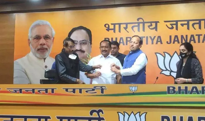 മുതിർന്ന കോൺഗ്രസ് നേതാവ് വിജയൻ തോമസ് ബിജെപിയിൽ ചേർന്നു മുതിർന്ന കോൺഗ്രസ് നേതാവ് വിജയൻ തോമസ് ബിജെപിയിൽ ചേർന്നു