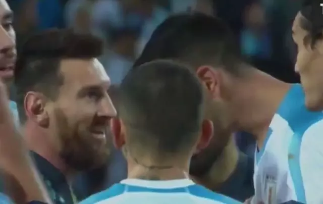 തല്ലി തീര്ക്കാമെന്ന് കവാനി, നിന്റെ ഇഷ്ടംപോലെയെന്ന് മെസി... തല്ലി തീര്ക്കാമെന്ന് കവാനി, നിന്റെ ഇഷ്ടംപോലെയെന്ന് മെസി...