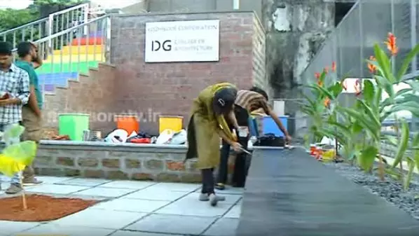 മാലിന്യം നിറഞ്ഞ വഴിക്ക് മഴവിൽ അഴക് പകർന്നവർ