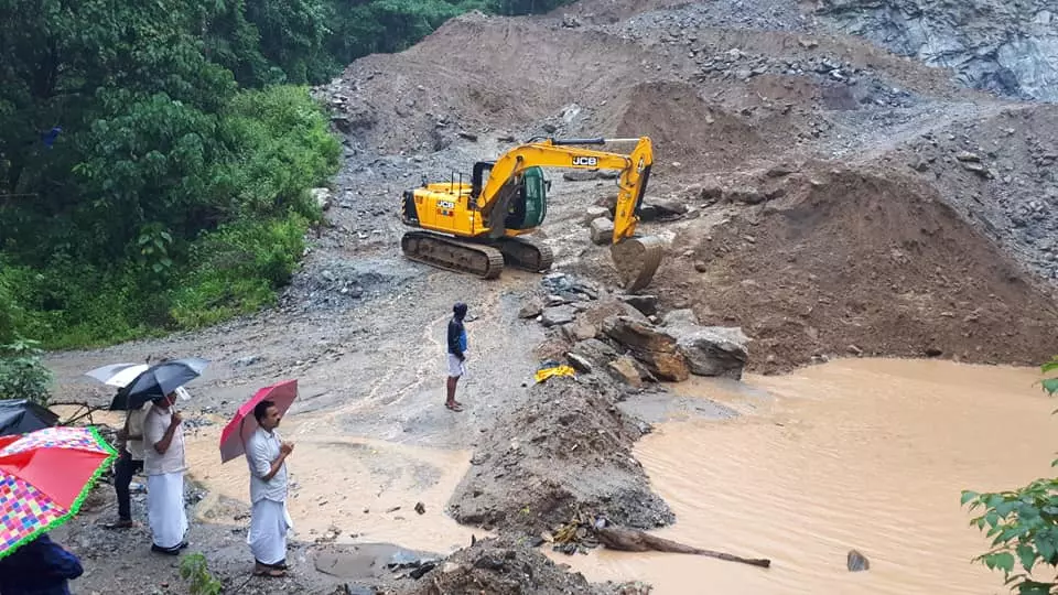 മലകളും പുഴകളും പ്രമുഖർ കൊണ്ടുപോയി; എല്ലാം കയ്യീന്ന് പോയി മലകളും പുഴകളും പ്രമുഖർ കൊണ്ടുപോയി; എല്ലാം കയ്യീന്ന് പോയി