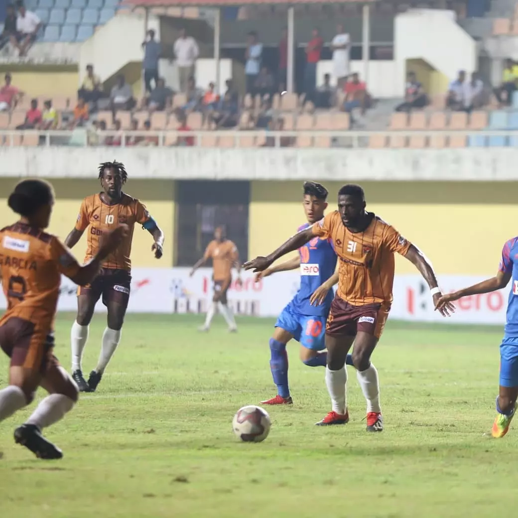 പത്തുപേരായി കളിച്ചിട്ടും ആരോസിനെ തോല്പിച്ച് ഗോകുലം; ഐലീഗില് ഒന്നാമത് പത്തുപേരായി കളിച്ചിട്ടും ആരോസിനെ തോല്പിച്ച് ഗോകുലം; ഐലീഗില് ഒന്നാമത്