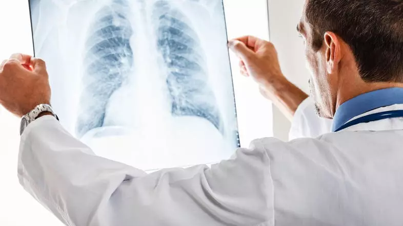 സൗദിയില് മെഡിക്കല് സേവനങ്ങള്ക്ക് ഇനി ഇന്ഷുറന്സ് കാര്ഡ് നിര്ബന്ധമില്ല സൗദിയില് മെഡിക്കല് സേവനങ്ങള്ക്ക് ഇനി ഇന്ഷുറന്സ് കാര്ഡ് നിര്ബന്ധമില്ല