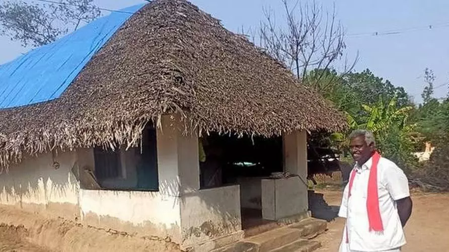 ഓലമേഞ്ഞ വീട്ടിൽ നിന്നൊരു എംഎൽഎ സ്ഥാനാർഥി ഓലമേഞ്ഞ വീട്ടിൽ നിന്നൊരു എംഎൽഎ സ്ഥാനാർഥി