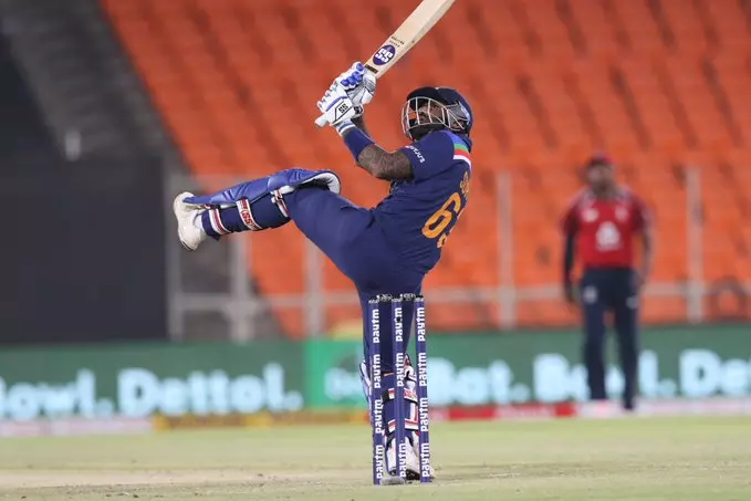 കരിയറിലെ ആദ്യ പന്തില് തന്നെ സിക്സര്; വരവറിയിച്ച് സൂര്യകുമാര് യാദവ് കരിയറിലെ ആദ്യ പന്തില് തന്നെ സിക്സര്; വരവറിയിച്ച് സൂര്യകുമാര് യാദവ്