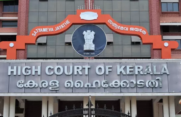 വാളയാര് കേസിലെ രേഖകള് 10 ദിവസത്തിനകം സി.ബി.ഐക്ക് കൈമാറണമെന്ന് സര്ക്കാരിനോട് ഹൈക്കോടതി വാളയാര് കേസിലെ രേഖകള് 10 ദിവസത്തിനകം സി.ബി.ഐക്ക് കൈമാറണമെന്ന് സര്ക്കാരിനോട് ഹൈക്കോടതി