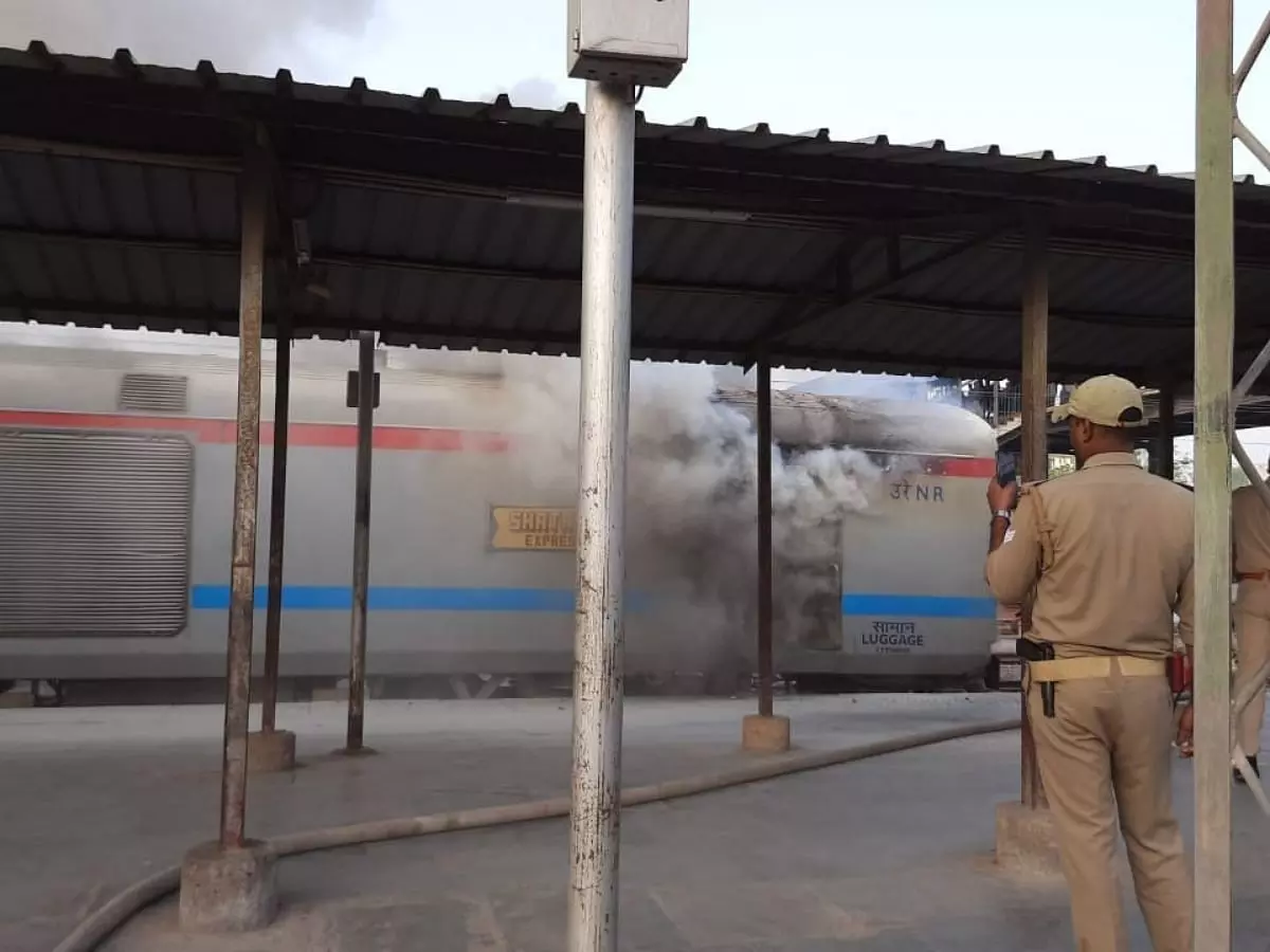 ശതാബ്ദി എക്സ്പ്രസില് തീപ്പിടിത്തം; ആളപായമില്ല ശതാബ്ദി എക്സ്പ്രസില് തീപ്പിടിത്തം; ആളപായമില്ല