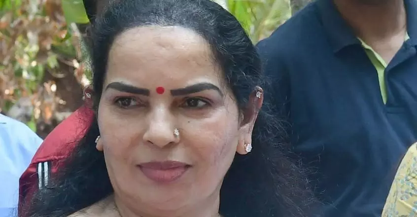 ഐ ഫോണ് വിവാദം; വിനോദിനി ബാലകൃഷ്ണന് വീണ്ടും കസ്റ്റംസ് നോട്ടീസ് ഐ ഫോണ് വിവാദം; വിനോദിനി ബാലകൃഷ്ണന് വീണ്ടും കസ്റ്റംസ് നോട്ടീസ്