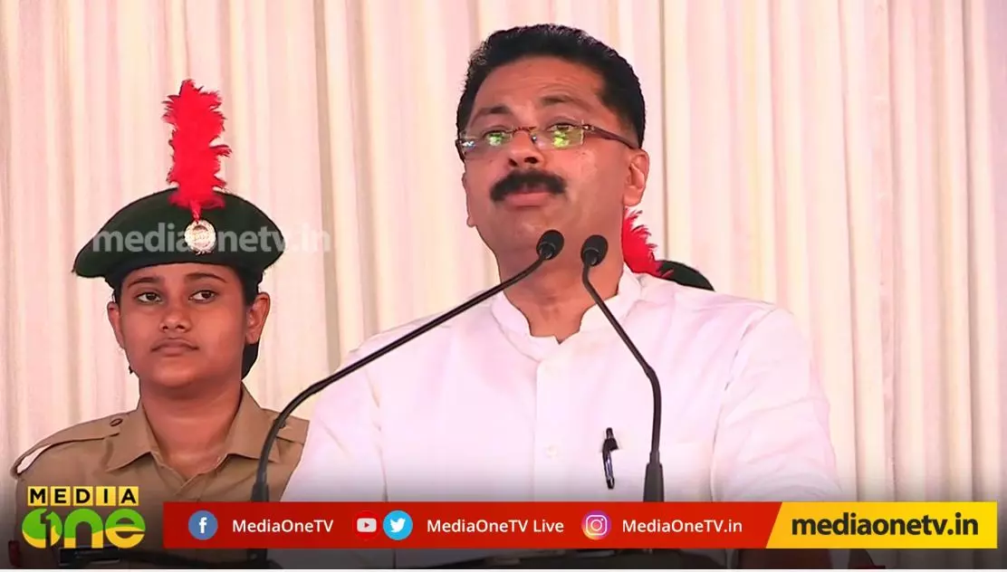 പഠിച്ചതെ പാടൂ എന്നല്ലെ.. വാഴ്ത്തുപാട്ട് പഠിച്ചവര്‍ അതെ പാടൂ....