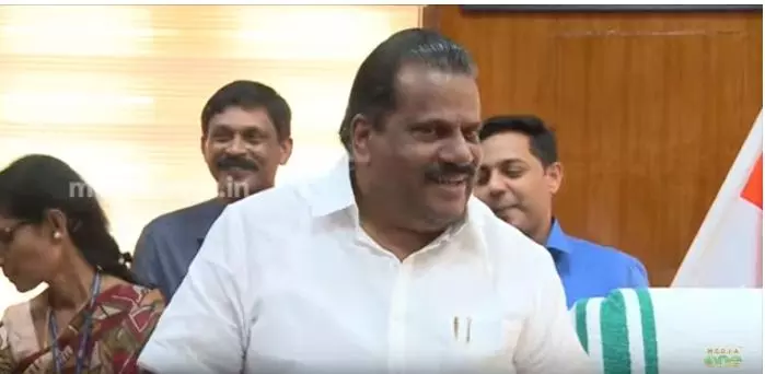 രാജ്യം ഭരിക്കുന്ന പാര്‍ട്ടി പിടിച്ചുകുലുക്കാന്‍ നോക്കുന്നുണ്ടെങ്കിലും കേരളം കുലുങ്ങില്ല  