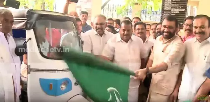 മാറ്റത്തിന്‍റെ വാഹനം റോഡിലിറങ്ങി കോഴിക്കോടെത്തിയപ്പോള്‍ ഓട്ടം നിന്നു  