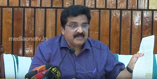 ഏതോ ഒരാളല്ല കെ.ആര്‍ മീര; മുഖ്യമന്ത്രിയെ തിരുത്തി മുനീര്‍  