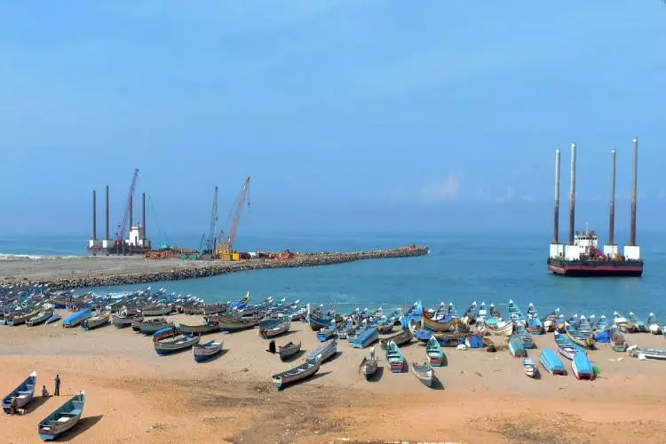 വിഴിഞ്ഞം തുറമുഖ നിര്‍മ്മാണം; അദാനി പോര്‍ട്സില്‍ നിന്ന് നഷ്ടപരിഹാരം വാങ്ങും 