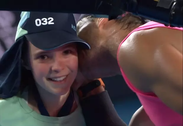 കൈവിട്ട ഷോട്ടിന് പകരം മുത്തം നല്കി ആശ്വസിപ്പിച്ച് നദാല് കൈവിട്ട ഷോട്ടിന് പകരം മുത്തം നല്കി ആശ്വസിപ്പിച്ച് നദാല്