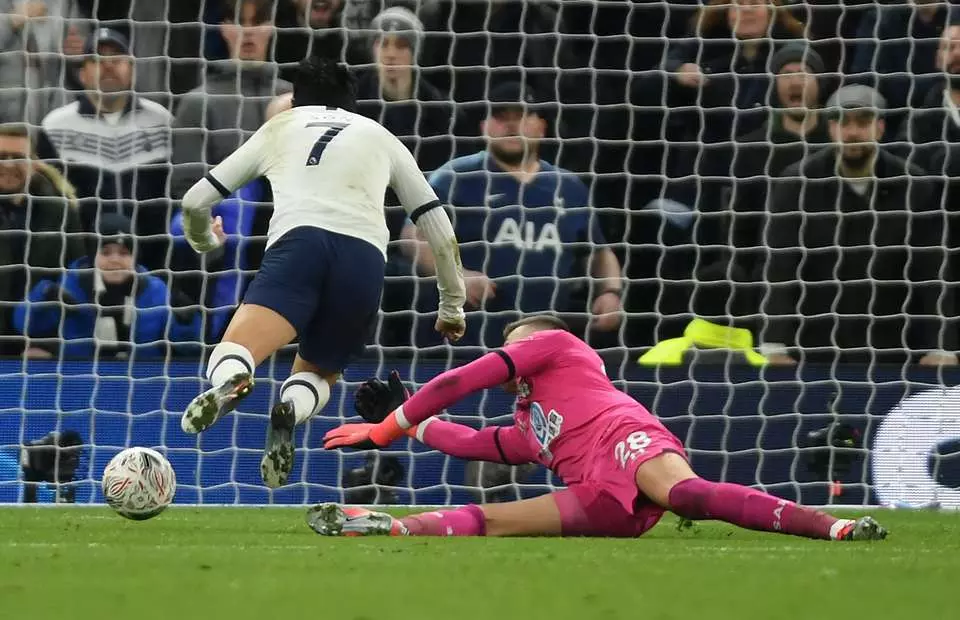 എഫ്.എ കപ്പില് സണ്ണിന്റെ ‘ഡൈവിംങ്’ പെനല്റ്റി ടോട്ടന്നത്തെ രക്ഷിച്ചു എഫ്.എ കപ്പില് സണ്ണിന്റെ ‘ഡൈവിംങ്’ പെനല്റ്റി ടോട്ടന്നത്തെ രക്ഷിച്ചു