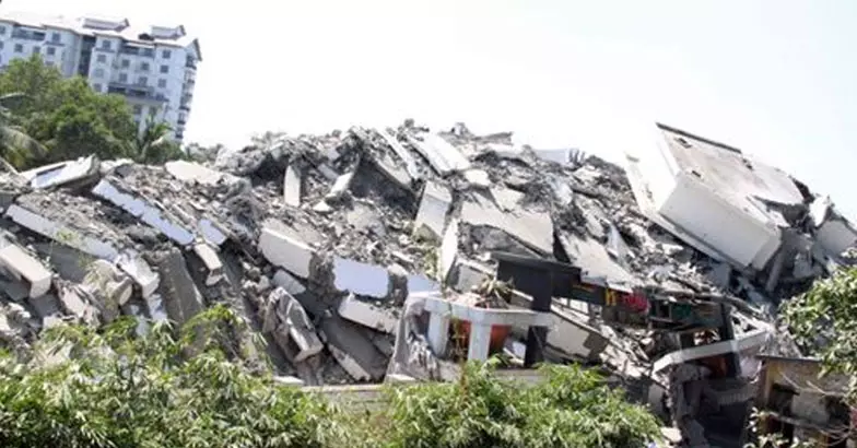 മരടിലെ ഫ്ലാറ്റുകള്‍ പൊളിച്ച മാലിന്യങ്ങള്‍ നീക്കിത്തുടങ്ങുമ്പോള്‍: കാണാം രാത്രിയിലെ കാഴ്ചകള്‍ I News Theatre