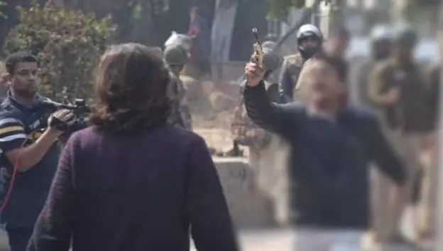 ജാമിഅ വെടിവെപ്പ്: അക്രമി തന്‍റെ നേരെ തോക്കുചൂണ്ടിയിട്ടും പതറാതെ ദൃശ്യമെടുത്ത മീഡിയവണ്‍ കാമാറാമാന്‍  