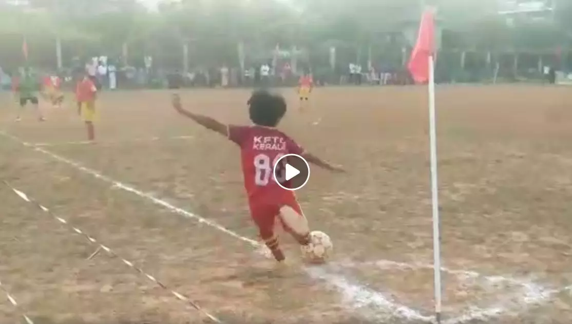 കോര്ണറില് നിന്ന് വല കുലുക്കി കുരുന്ന് - വീഡിയോ വൈറല് കോര്ണറില് നിന്ന് വല കുലുക്കി കുരുന്ന് - വീഡിയോ വൈറല്