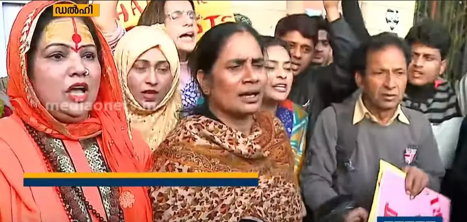 നിര്‍ഭയ കേസ്; പാട്യാല ഹൗസ് കോടതിക്ക് മുമ്പിൽ നിരവധിയായ പ്രതിഷേധങ്ങള്‍ അരങ്ങേറി