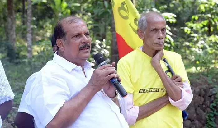 പൂഞ്ഞാറിൽ പ്രചാരണത്തിനിടെ സംഘർഷം; പ്രസംഗം പാതിവഴിയിൽ ഉപേക്ഷിച്ച് മടങ്ങി പിസി ജോർജ് പൂഞ്ഞാറിൽ പ്രചാരണത്തിനിടെ സംഘർഷം; പ്രസംഗം പാതിവഴിയിൽ ഉപേക്ഷിച്ച് മടങ്ങി പിസി ജോർജ്