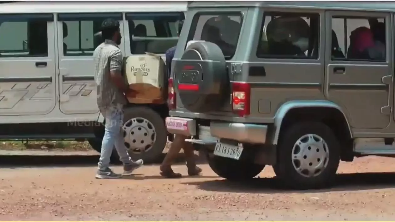 വോട്ടുകള് കാര്ഡ് ബോര്ഡ് പെട്ടിയില്; വടകരയില് യു.ഡി.എഫ് പ്രതിഷേധം വോട്ടുകള് കാര്ഡ് ബോര്ഡ് പെട്ടിയില്; വടകരയില് യു.ഡി.എഫ് പ്രതിഷേധം
