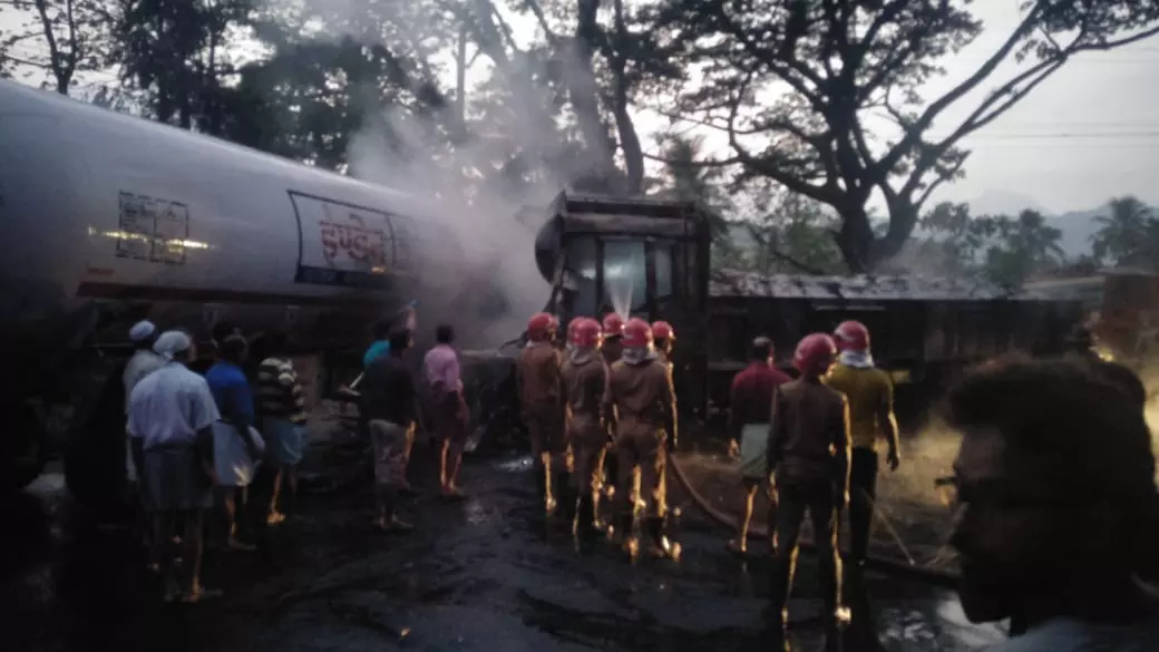 ഗ്യാസ് ടാങ്കറും ലോറിയും കൂട്ടിയിടിച്ചു; ലോറി കത്തി ഡ്രൈവര് മരിച്ചു ഗ്യാസ് ടാങ്കറും ലോറിയും കൂട്ടിയിടിച്ചു; ലോറി കത്തി ഡ്രൈവര് മരിച്ചു