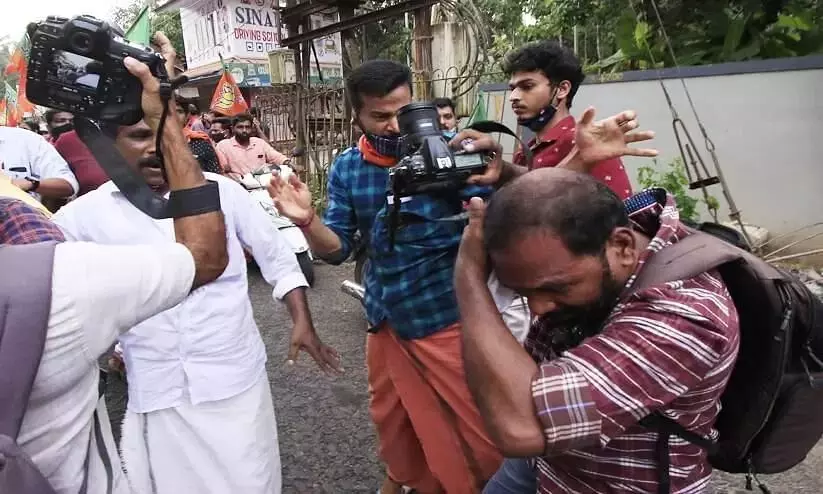 ബിജെപി പ്രവര്‍ത്തകന്‍ ജന്മഭൂമി ഫോട്ടോഗ്രാഫറുടെ മുഖത്തടിച്ചു; സംഭവം സ്മൃതി ഇറാനിയുടെ റോഡ് ഷോക്കിടെ