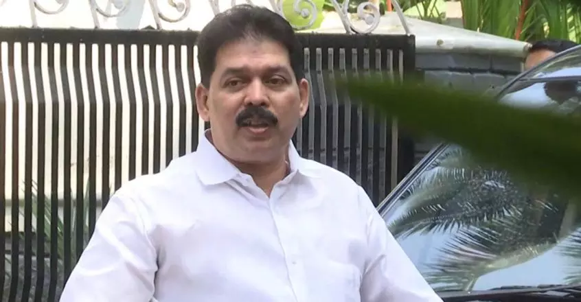 പ്രചരണ വാഹനത്തില്‍ നിന്നും താഴേക്ക് വീണു; കാരാട്ട് റസാക്ക് എം.എല്‍.എക്ക് പരിക്ക്