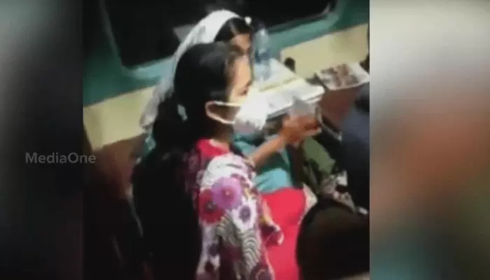 മതംമാറ്റാന് ശ്രമിച്ചെന്ന് ആരോപിച്ച് മലയാളികൾ ഉൾപ്പെട്ട കന്യാസ്ത്രീ സംഘത്തിന് നേരെ ബജ്റംഗ്ദള് ആക്രമണം മതംമാറ്റാന് ശ്രമിച്ചെന്ന് ആരോപിച്ച് മലയാളികൾ ഉൾപ്പെട്ട കന്യാസ്ത്രീ സംഘത്തിന് നേരെ ബജ്റംഗ്ദള് ആക്രമണം