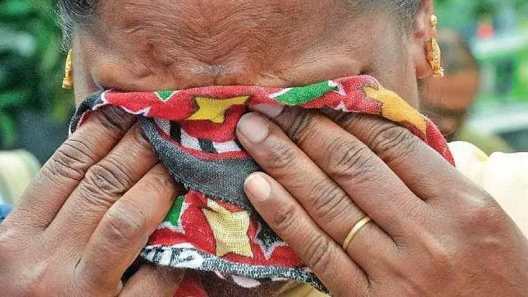 മുഖ്യമന്ത്രി പിണറായി വിജയന്റെ കാല് പിടിക്കേണ്ട കാര്യമില്ലായിരുന്നു; വാളയാര് കുട്ടികളുടെ അമ്മ മുഖ്യമന്ത്രി പിണറായി വിജയന്റെ കാല് പിടിക്കേണ്ട കാര്യമില്ലായിരുന്നു; വാളയാര് കുട്ടികളുടെ അമ്മ