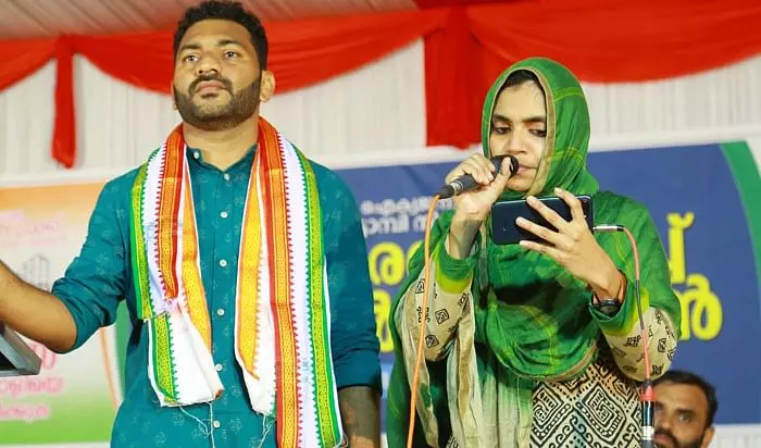 പ്രചാരണ വേദിയില് പാട്ടുപാടി റിയാസ് മുക്കോളിയുടെ ഭാര്യ; ഏറ്റെടുത്ത് സാമൂഹിക മാധ്യമങ്ങൾ പ്രചാരണ വേദിയില് പാട്ടുപാടി റിയാസ് മുക്കോളിയുടെ ഭാര്യ; ഏറ്റെടുത്ത് സാമൂഹിക മാധ്യമങ്ങൾ