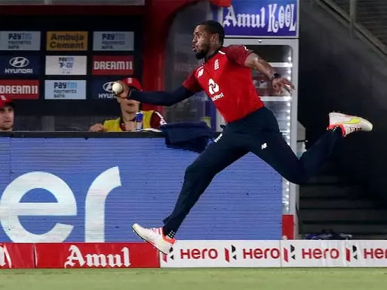 ഒന്ന് അങ്ങോട്ടോ ഇങ്ങോട്ടോ:കിടിലന് ക്യാച്ചുമായി ജോര്ദാന് ഒന്ന് അങ്ങോട്ടോ ഇങ്ങോട്ടോ:കിടിലന് ക്യാച്ചുമായി ജോര്ദാന്