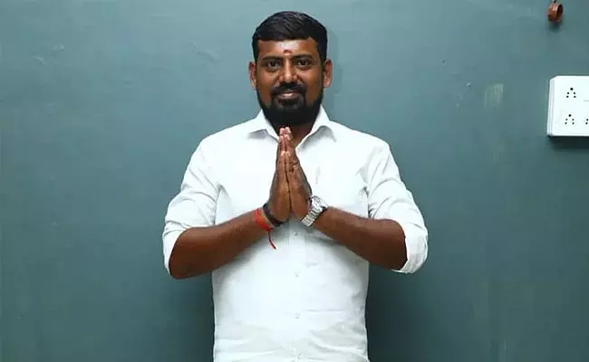 ഹെലികോപ്ടര്‍, ഒരു കോടി രൂപ, ചന്ദ്രനിലേക്ക് ടൂര്‍.. വാഗ്ദാന പെരുമഴയുമായി സ്ഥാനാര്‍ഥി