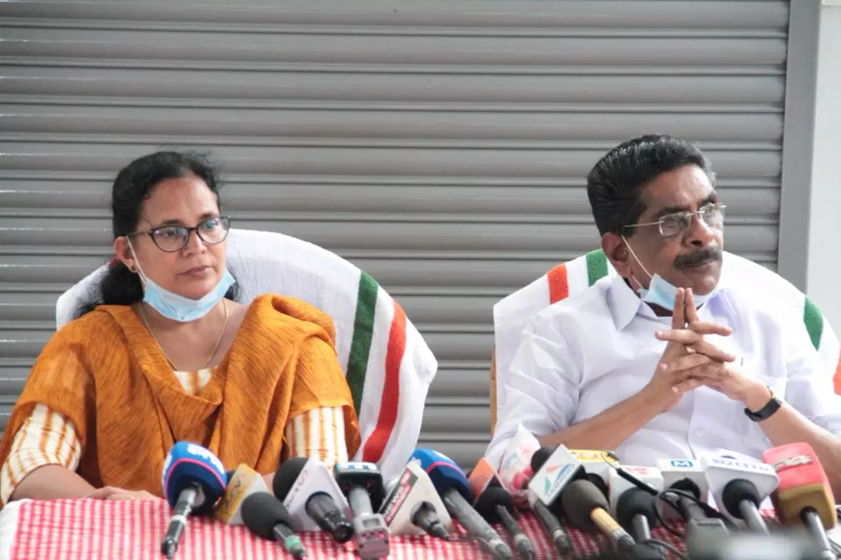 മുഖ്യമന്ത്രിക്ക് വടകര പേടിയെന്ന് മുല്ലപ്പള്ളി; ആർഎംപിയെ തോൽപ്പിക്കാൻ ആസൂത്രിത ശ്രമമെന്ന് കെ. കെ രമ മുഖ്യമന്ത്രിക്ക് വടകര പേടിയെന്ന് മുല്ലപ്പള്ളി; ആർഎംപിയെ തോൽപ്പിക്കാൻ ആസൂത്രിത ശ്രമമെന്ന് കെ. കെ രമ