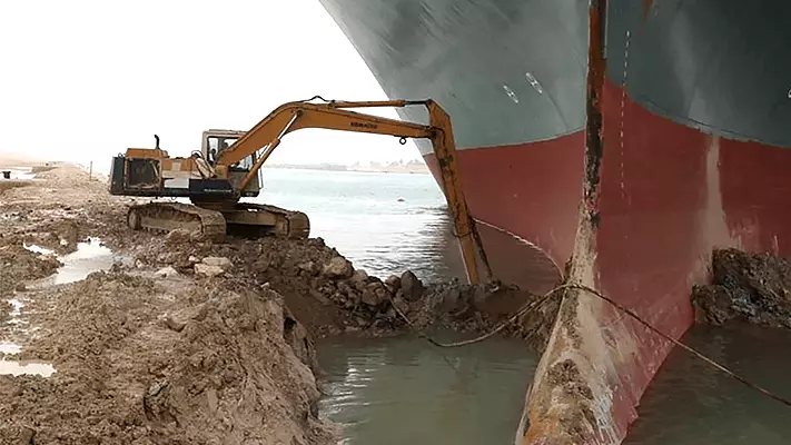 സൂയസ് കനാലിലെ കുരുക്കഴിഞ്ഞു; കൂറ്റൻ ചരക്കുകപ്പലിനെ വെയിറ്റിങ് ഏരിയയിലേക്ക് മാറ്റുന്നു സൂയസ് കനാലിലെ കുരുക്കഴിഞ്ഞു; കൂറ്റൻ ചരക്കുകപ്പലിനെ വെയിറ്റിങ് ഏരിയയിലേക്ക് മാറ്റുന്നു