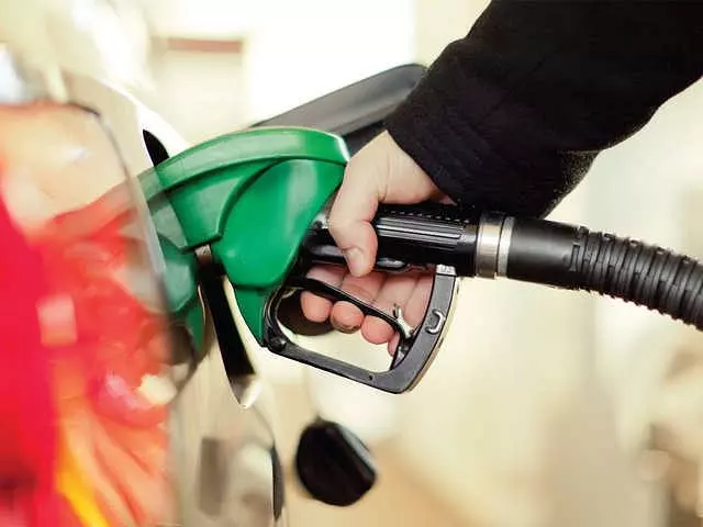 അല്‍പം ആശ്വാസം; ഇന്ധന വിലയിൽ നേരിയ കുറവ്