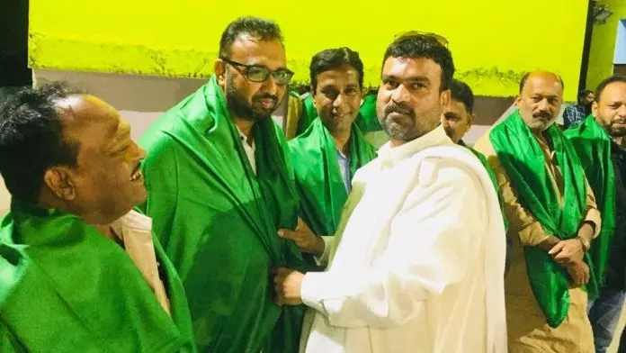 എ.​ഐ.​എം.​ഐ.​എം യു​വ​ജനനേ​താ​വിനെ ന​ടു​റോ​ഡി​ല്‍ വെ​ട്ടി​ക്കൊ​ന്നു