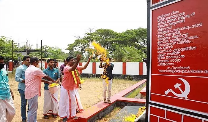 പുന്നപ്ര-വയലാര്‍ രക്തസാക്ഷി മണ്ഡപത്തിലെ ബിജെപി സ്ഥാനാര്‍ഥിയുടെ പുഷ്പാര്‍ച്ചന; തുറന്നടിച്ച് പിണറായി വിജയന്‍