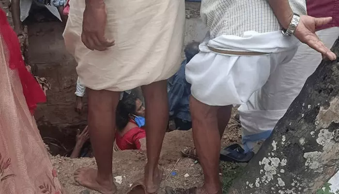 പ്രചാരണത്തിനിടെ സ്ലാബ് തകർന്ന് ഓടയിൽ വീണ് എൽ.ഡി.എഫ് സ്ഥാനാർഥി പ്രചാരണത്തിനിടെ സ്ലാബ് തകർന്ന് ഓടയിൽ വീണ് എൽ.ഡി.എഫ് സ്ഥാനാർഥി