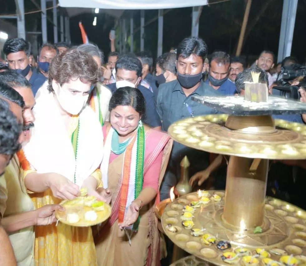 ആറ്റുകാലില് വച്ച് സാരിക്ക് തീ പിടിച്ചു, പ്രിയങ്ക ഗാന്ധി തന്റെ ഷാളെടുത്ത് എന്നെ പുതപ്പിച്ചു; പ്രചരണത്തിനിടെയുണ്ടായ അനുഭവം പങ്കുവച്ച് വീണ എസ്.നായര് ആറ്റുകാലില് വച്ച് സാരിക്ക് തീ പിടിച്ചു, പ്രിയങ്ക ഗാന്ധി തന്റെ ഷാളെടുത്ത് എന്നെ പുതപ്പിച്ചു; പ്രചരണത്തിനിടെയുണ്ടായ അനുഭവം പങ്കുവച്ച് വീണ എസ്.നായര്