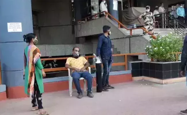 ചികിത്സ കിട്ടിയില്ല; ഓക്സിജന്‍ മാസ്ക് ധരിച്ച് സമരം ചെയ്ത കോവിഡ് രോഗി മരിച്ചു