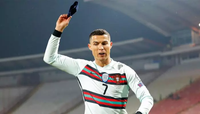 റൊണാൾഡോ വലിച്ചെറിഞ്ഞ ആം ബാൻഡ് ലേലത്തിൽ വിറ്റത് മോഹവിലക്ക്